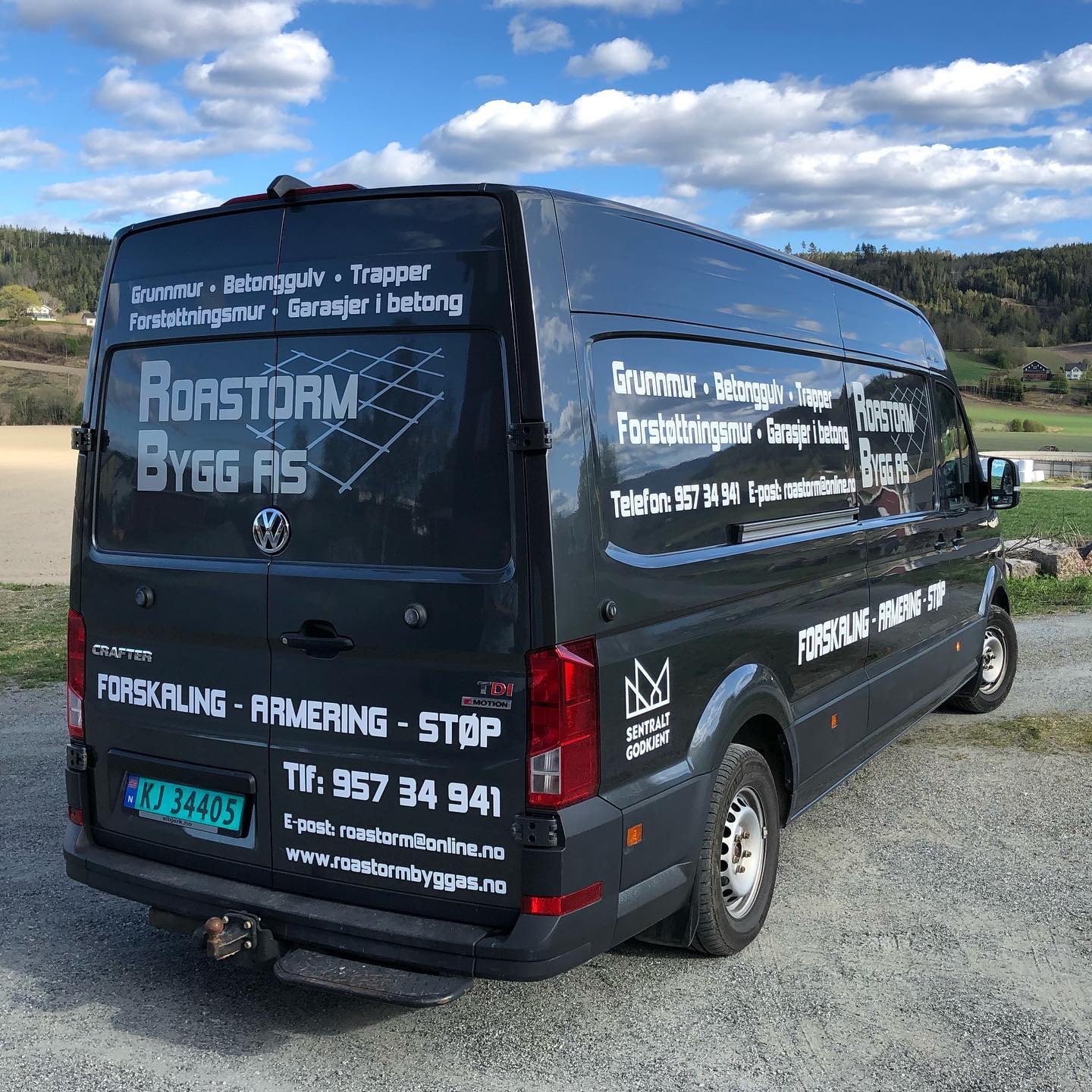 Roastorm Byggs firmabil med logo, tjenesteliste og Sentralt godkjent-merket malt på siden.